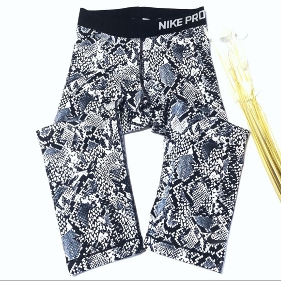 NIKE Pro Heights Vixen 3/4 Crop Tights - Picture 2 of 8